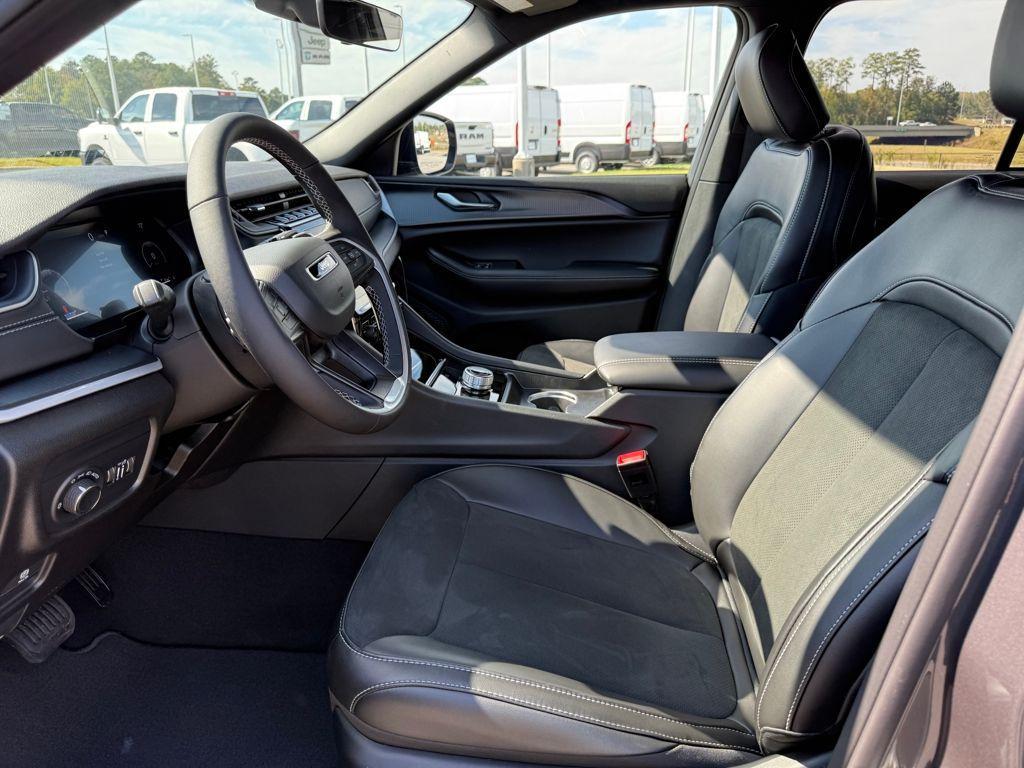new 2025 Jeep Grand Cherokee car, priced at $33,625