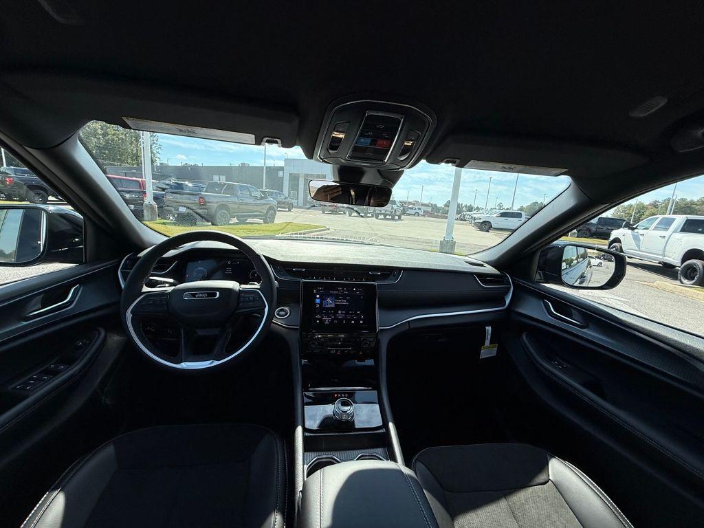 new 2025 Jeep Grand Cherokee car, priced at $33,625