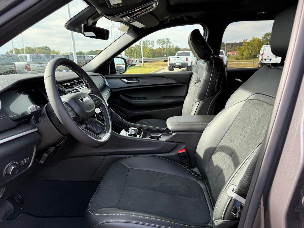 new 2025 Jeep Grand Cherokee car, priced at $34,125