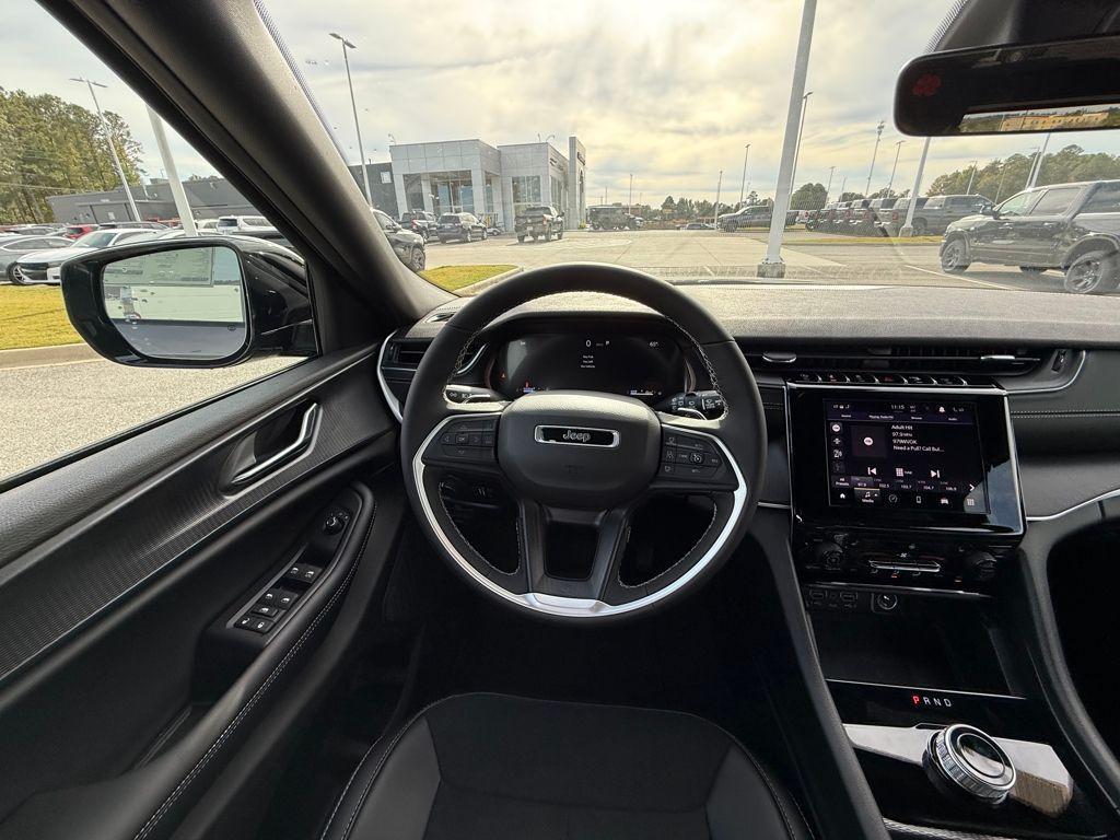 new 2025 Jeep Grand Cherokee car, priced at $34,125