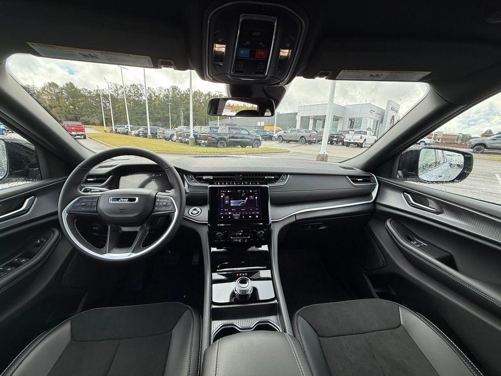 new 2025 Jeep Grand Cherokee car, priced at $32,625