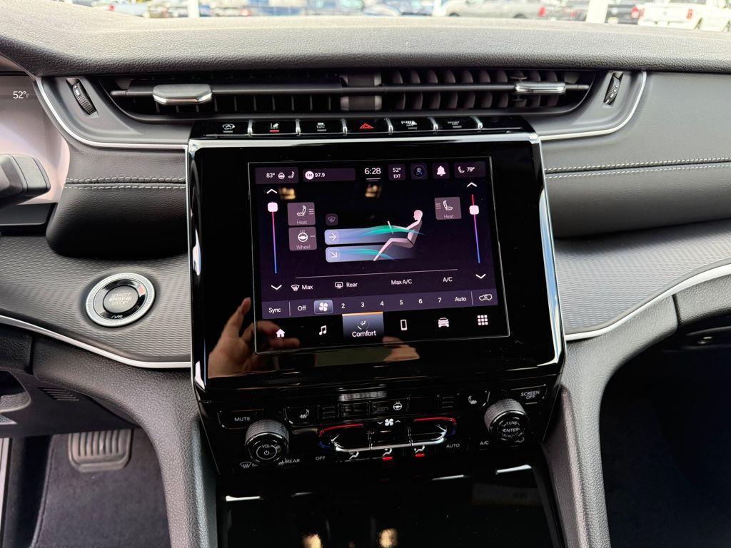 new 2025 Jeep Grand Cherokee car, priced at $32,625