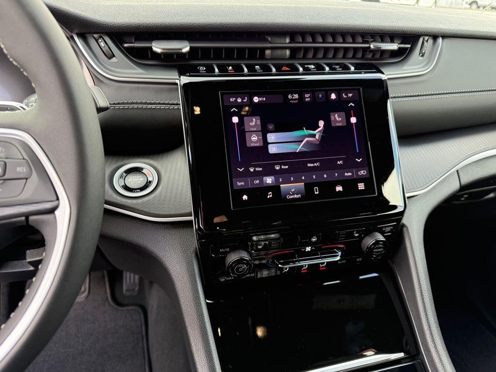 new 2025 Jeep Grand Cherokee car, priced at $32,625