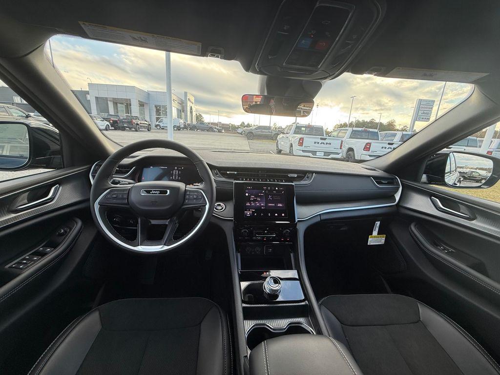 new 2025 Jeep Grand Cherokee car, priced at $32,625