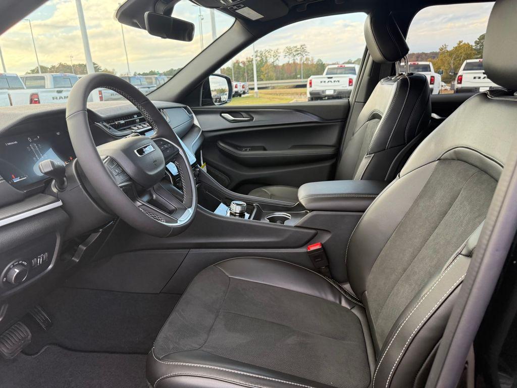 new 2025 Jeep Grand Cherokee car, priced at $32,625