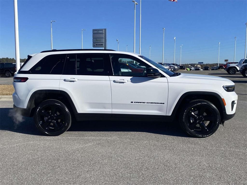 new 2025 Jeep Grand Cherokee car, priced at $43,080