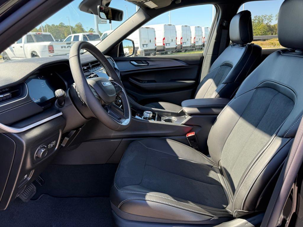 new 2025 Jeep Grand Cherokee car, priced at $34,125