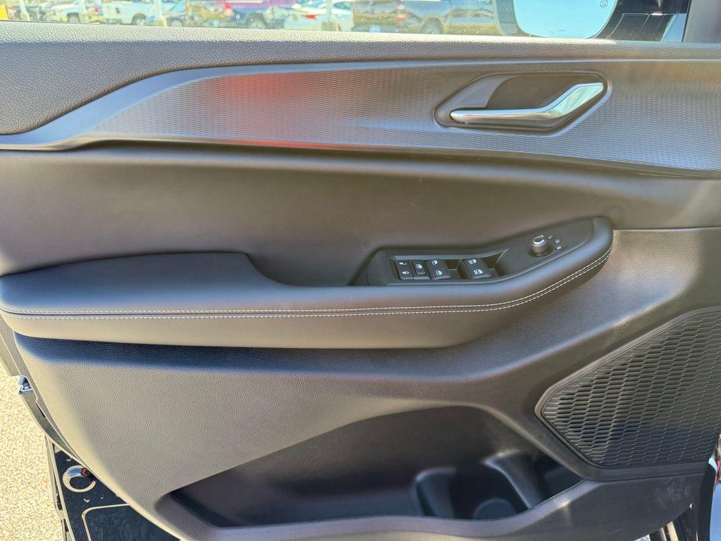 new 2025 Jeep Grand Cherokee car, priced at $34,125