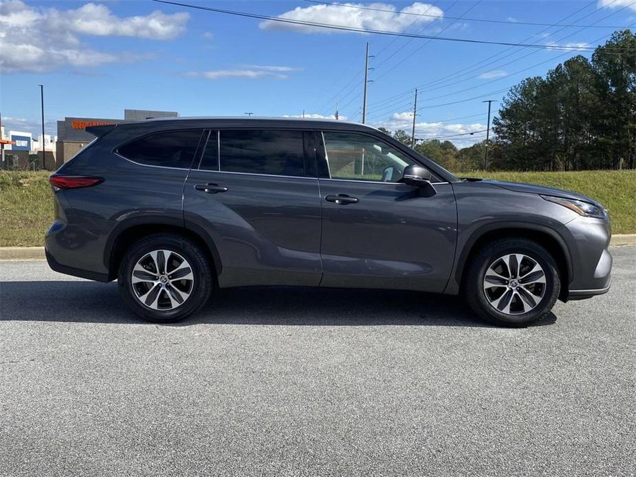 used 2022 Toyota Highlander car, priced at $34,701