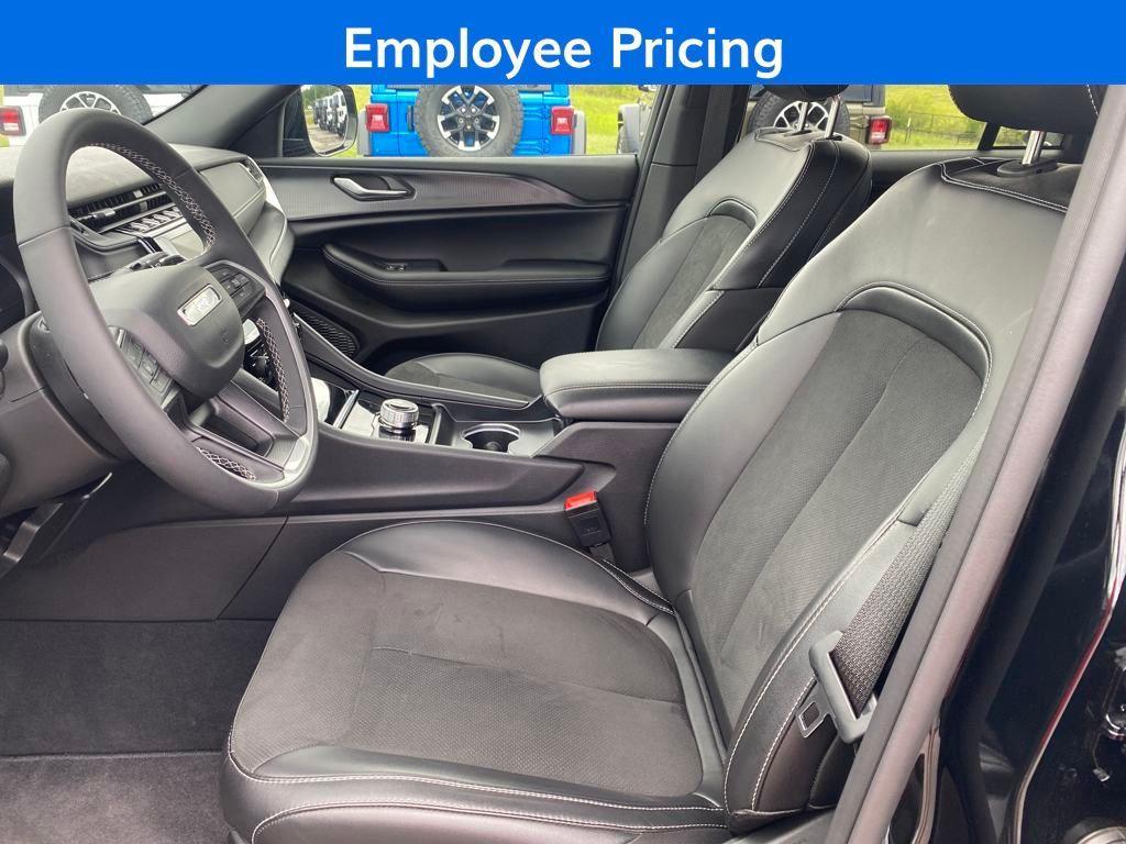 new 2025 Jeep Grand Cherokee car, priced at $35,925