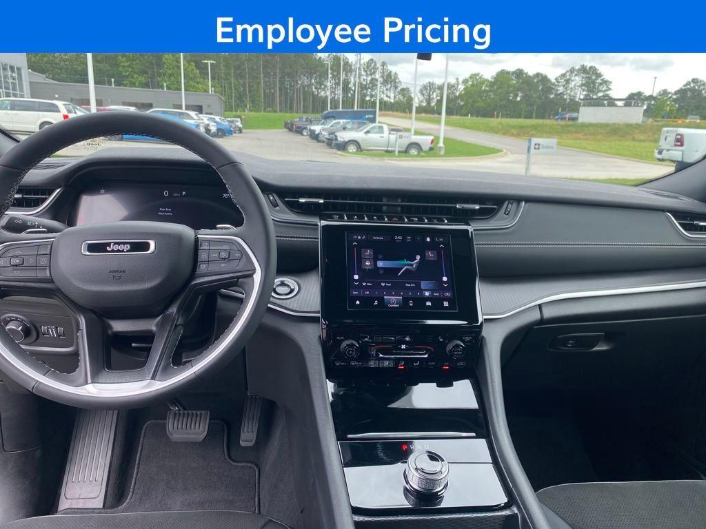 new 2025 Jeep Grand Cherokee car, priced at $35,925