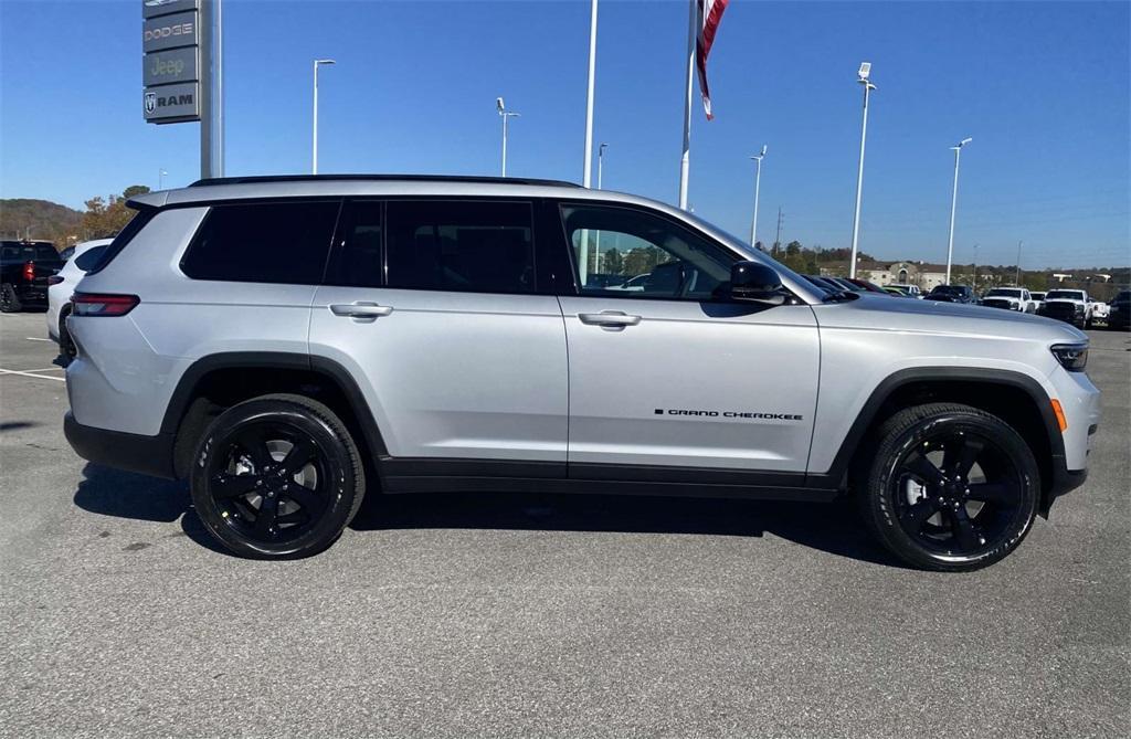 new 2025 Jeep Grand Cherokee car, priced at $38,425