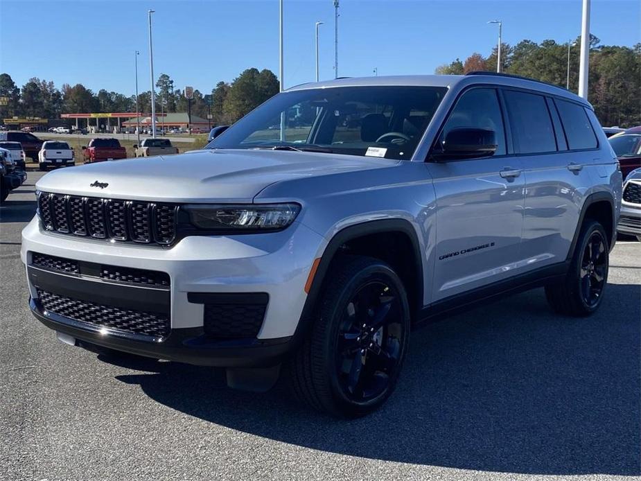 new 2025 Jeep Grand Cherokee car, priced at $38,425