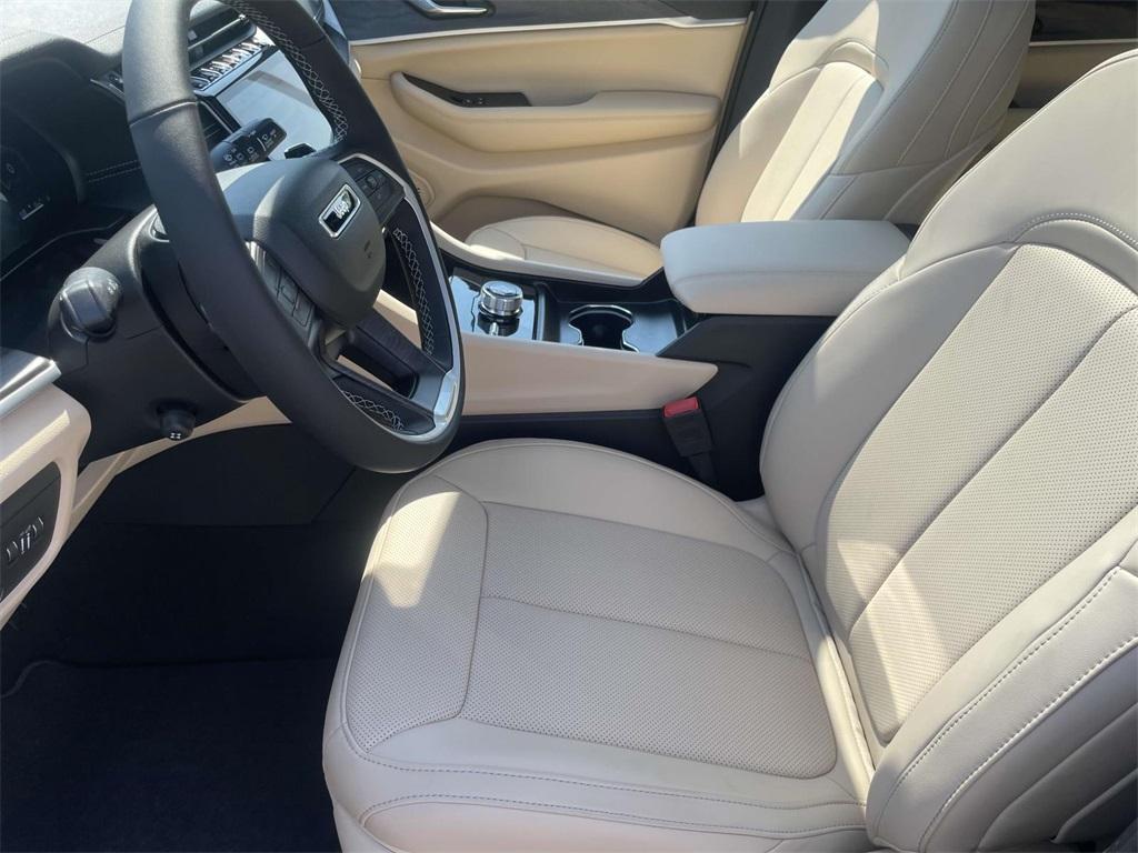 new 2025 Jeep Grand Cherokee car, priced at $42,840