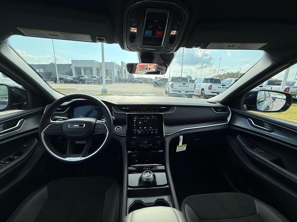 new 2025 Jeep Grand Cherokee car, priced at $33,625