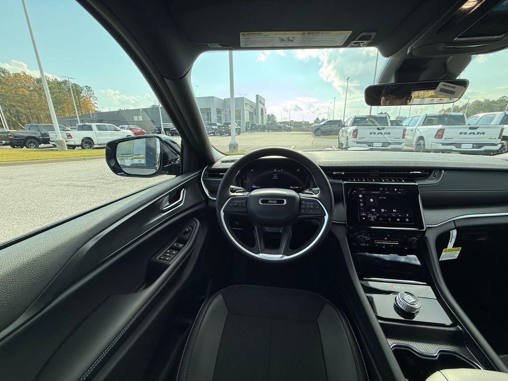 new 2025 Jeep Grand Cherokee car, priced at $33,625