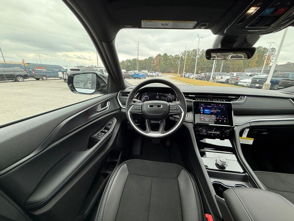 new 2025 Jeep Grand Cherokee car, priced at $32,625