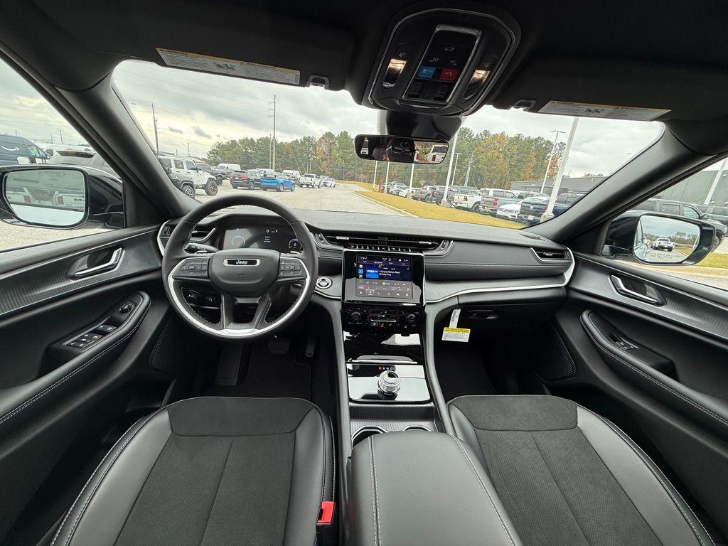 new 2025 Jeep Grand Cherokee car, priced at $32,625