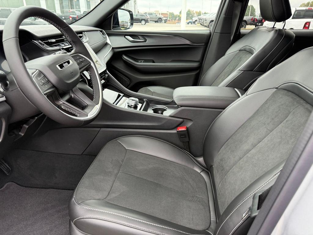 new 2025 Jeep Grand Cherokee car, priced at $32,625