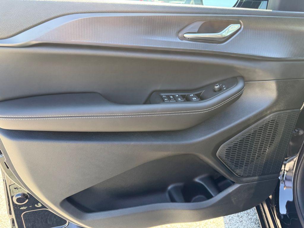 new 2025 Jeep Grand Cherokee car, priced at $34,125