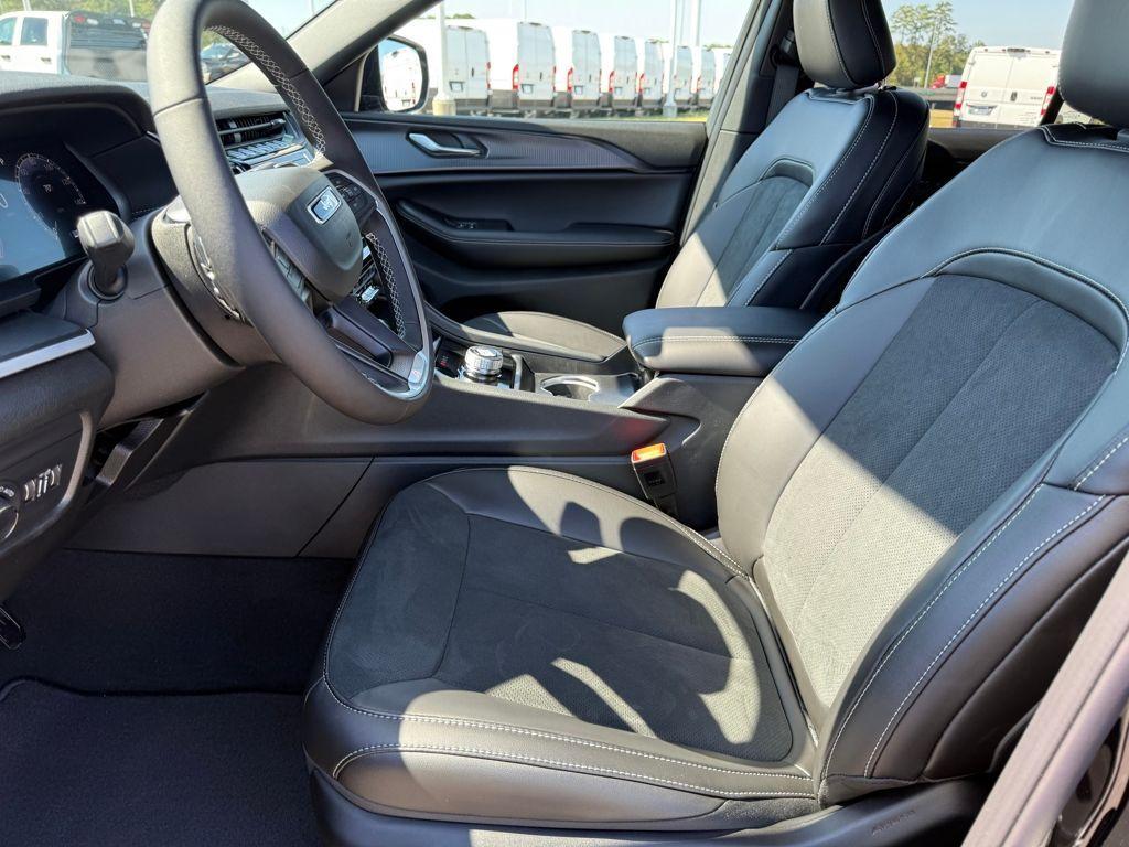 new 2025 Jeep Grand Cherokee car, priced at $34,125