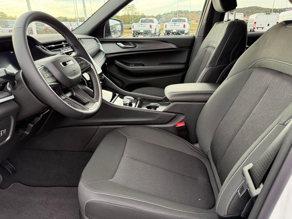 new 2025 Jeep Grand Cherokee car, priced at $28,780