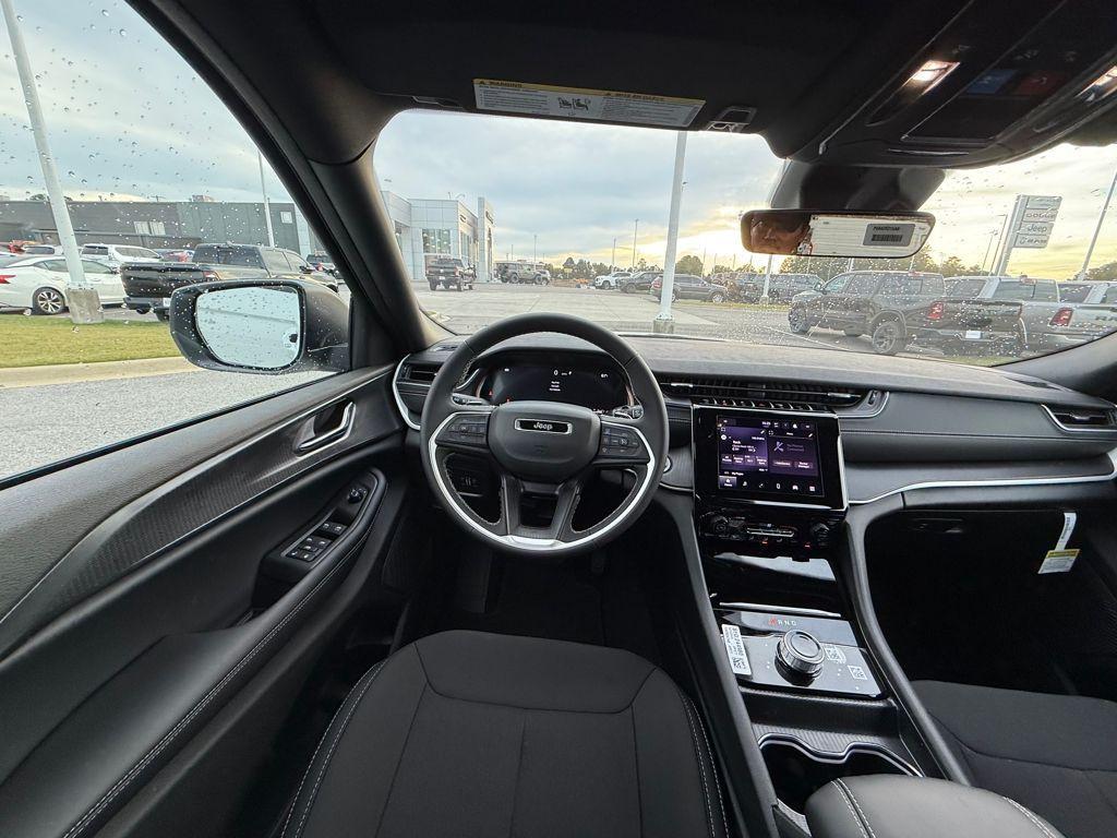 new 2025 Jeep Grand Cherokee car, priced at $28,780
