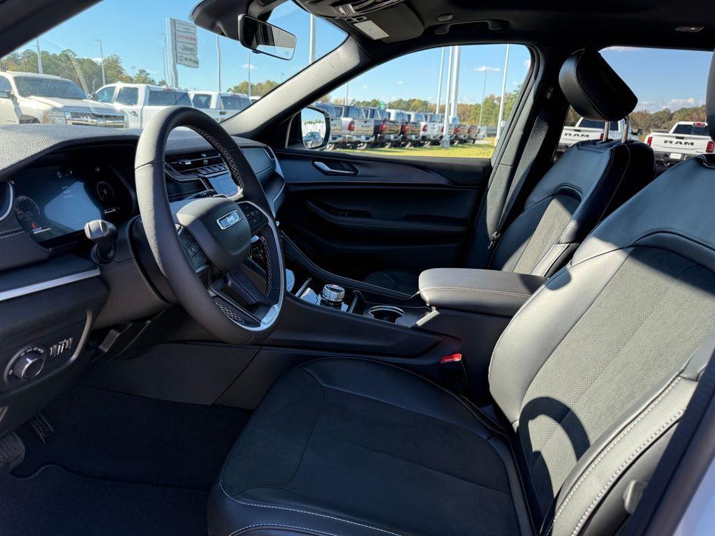 new 2025 Jeep Grand Cherokee car, priced at $32,030