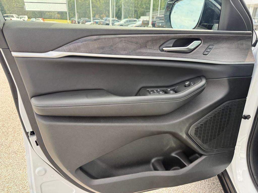 new 2025 Jeep Grand Cherokee car, priced at $41,215