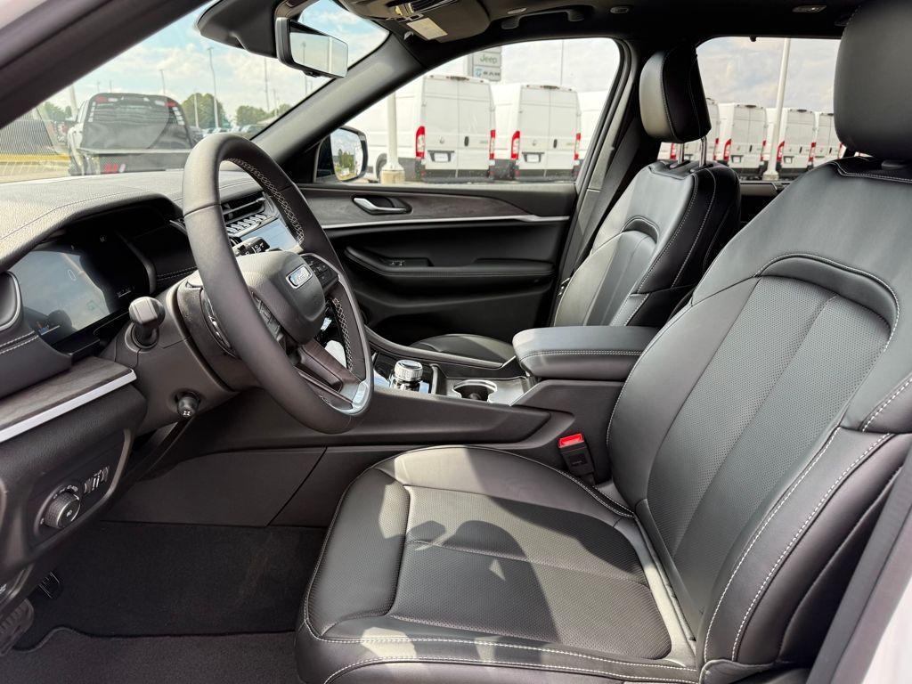 new 2025 Jeep Grand Cherokee car, priced at $41,215