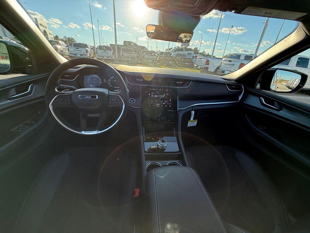 new 2025 Jeep Grand Cherokee car, priced at $32,625