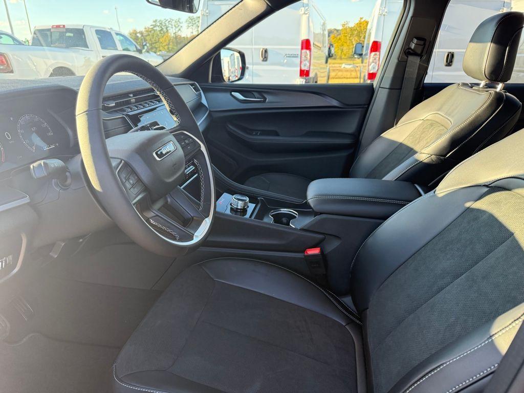 new 2025 Jeep Grand Cherokee car, priced at $32,625