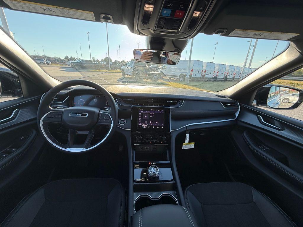 new 2025 Jeep Grand Cherokee car, priced at $33,530