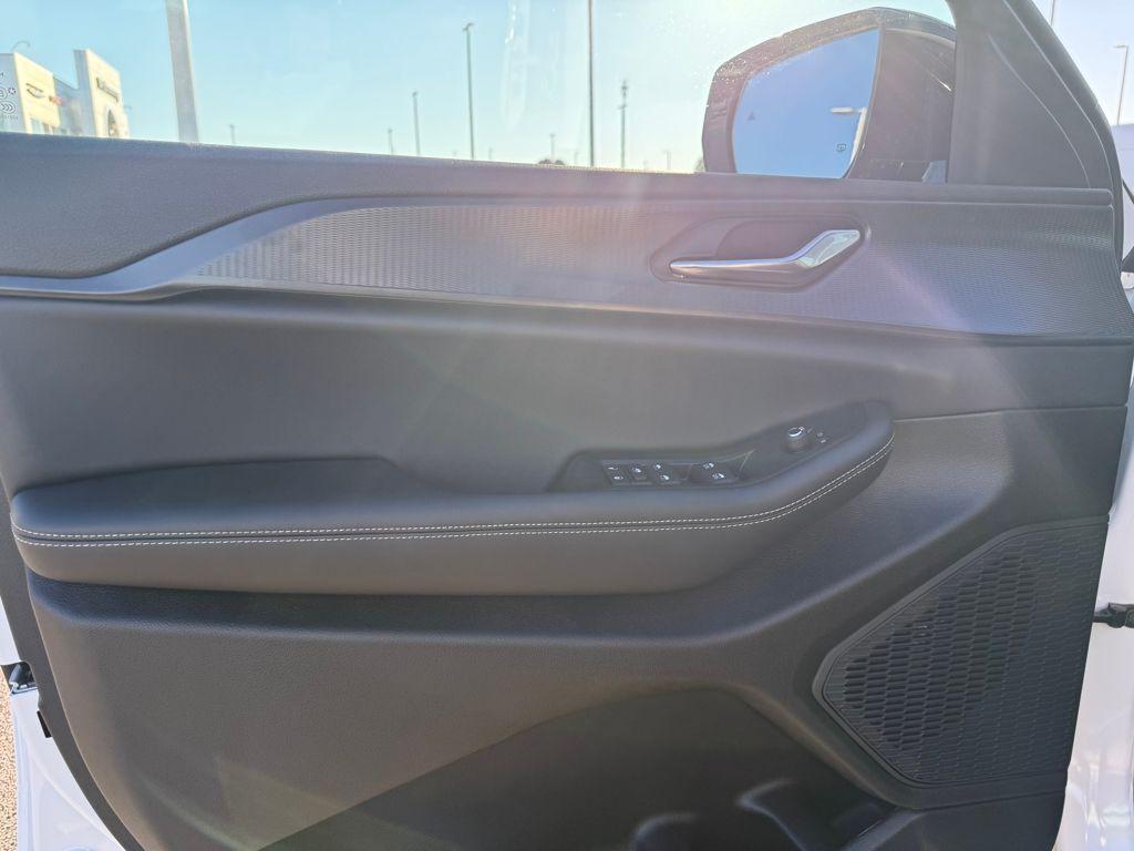 new 2025 Jeep Grand Cherokee car, priced at $33,530