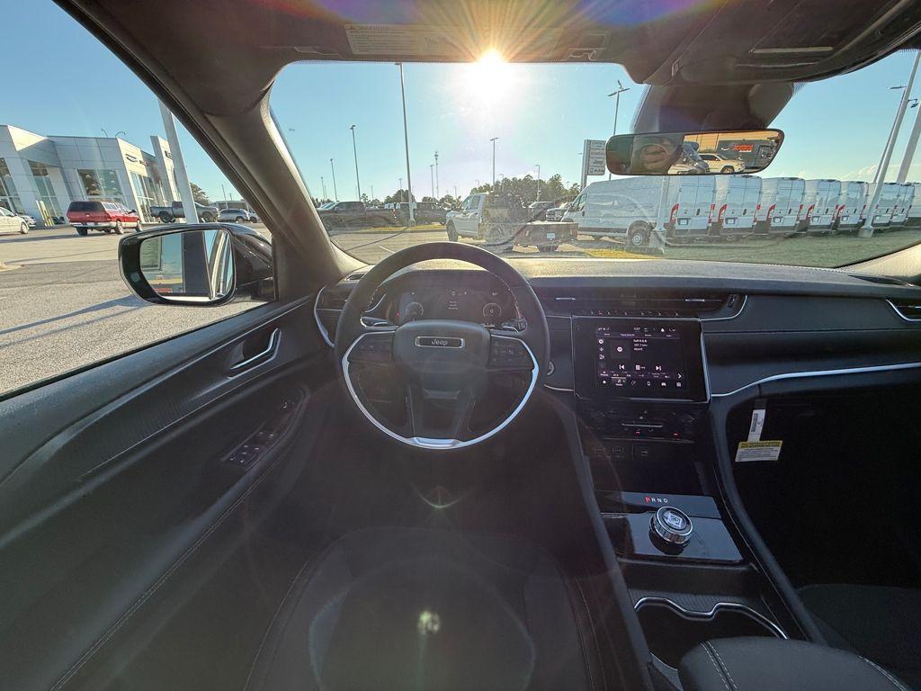 new 2025 Jeep Grand Cherokee car, priced at $33,530