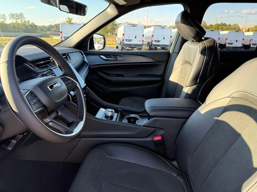 new 2025 Jeep Grand Cherokee car, priced at $33,530