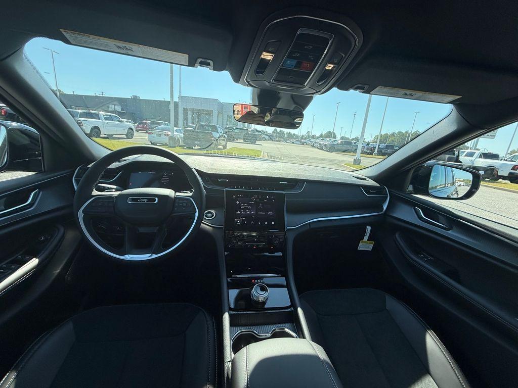 new 2025 Jeep Grand Cherokee car, priced at $31,980
