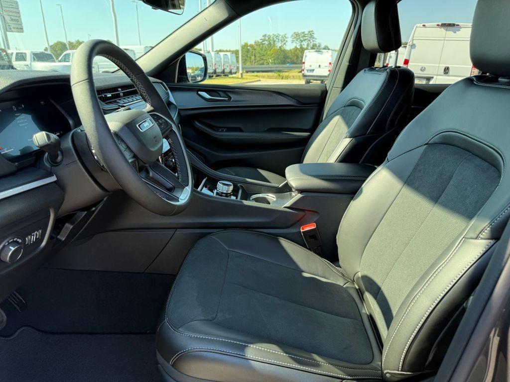 new 2025 Jeep Grand Cherokee car, priced at $31,980