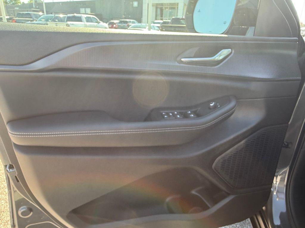 new 2025 Jeep Grand Cherokee car, priced at $31,980