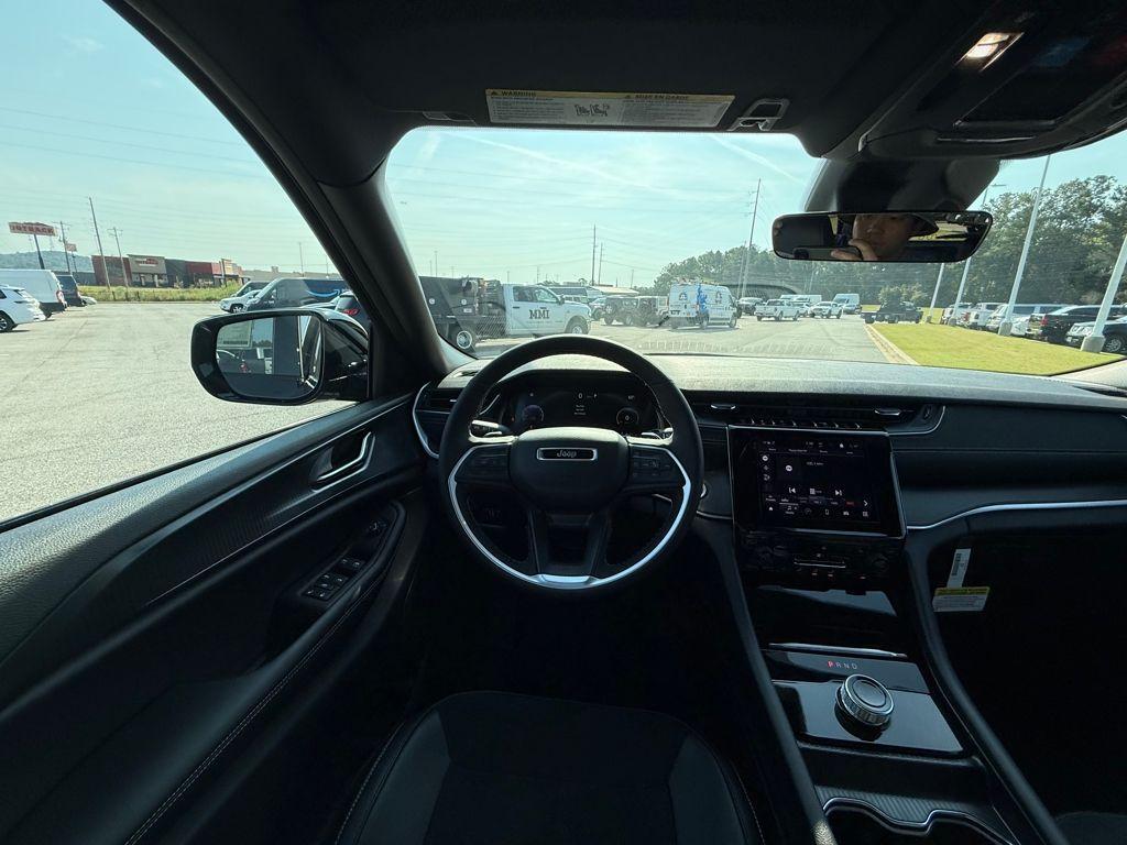 new 2025 Jeep Grand Cherokee car, priced at $35,625