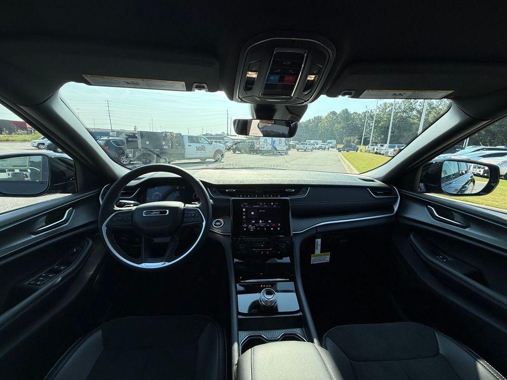 new 2025 Jeep Grand Cherokee car, priced at $35,625