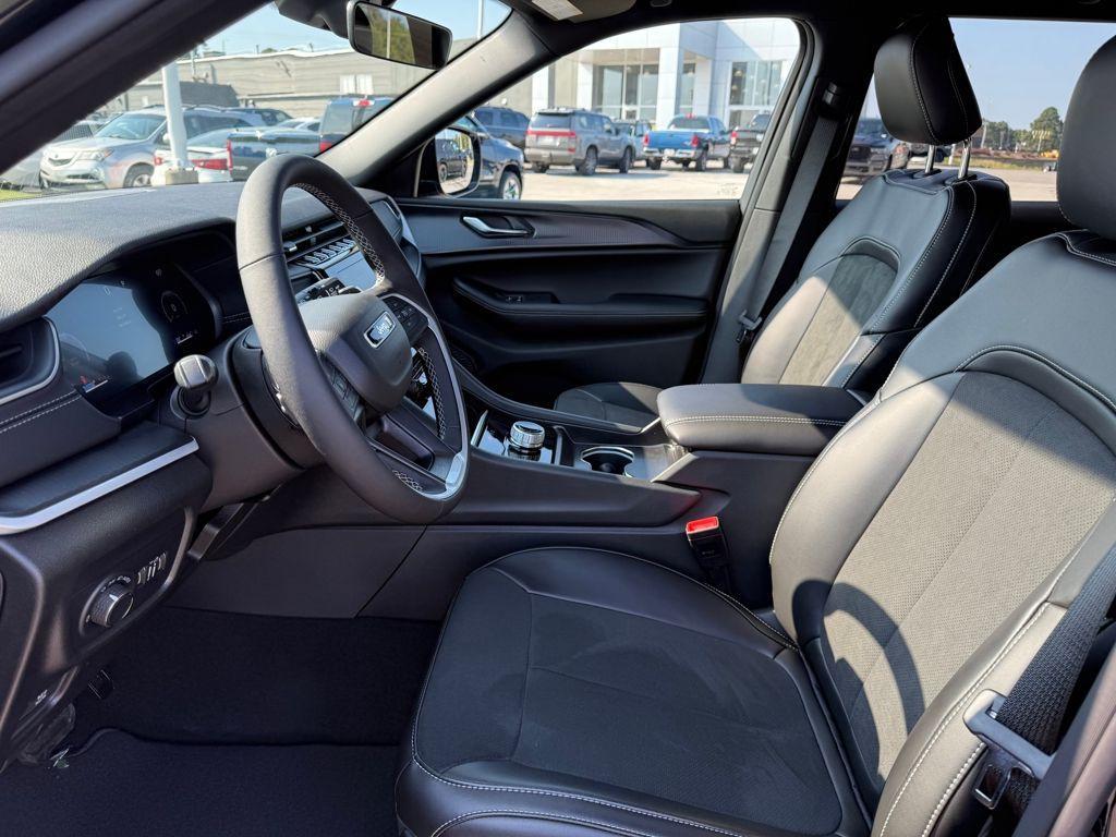 new 2025 Jeep Grand Cherokee car, priced at $35,625