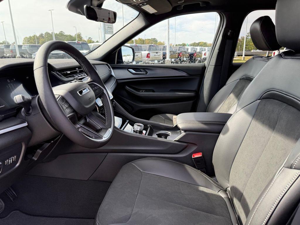 new 2025 Jeep Grand Cherokee car, priced at $34,125