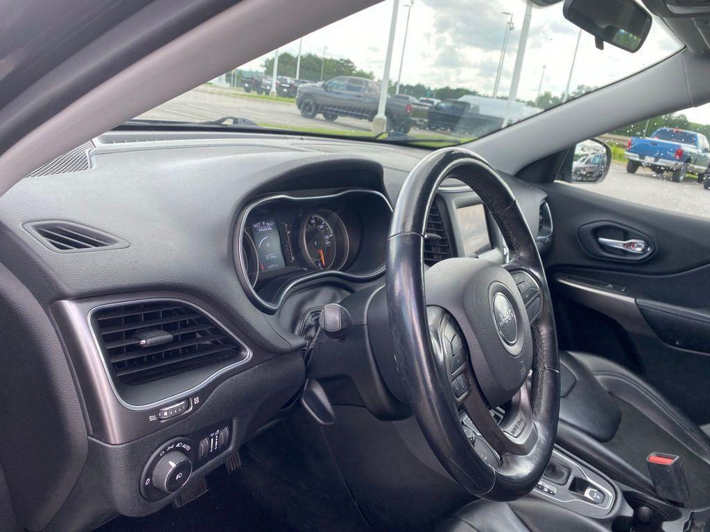 used 2019 Jeep Cherokee car