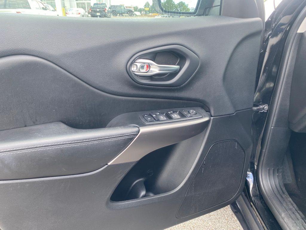 used 2019 Jeep Cherokee car