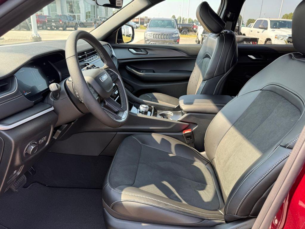 new 2025 Jeep Grand Cherokee car, priced at $34,125
