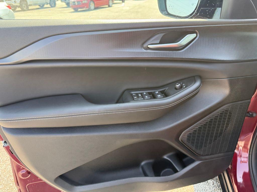 new 2025 Jeep Grand Cherokee car, priced at $34,125