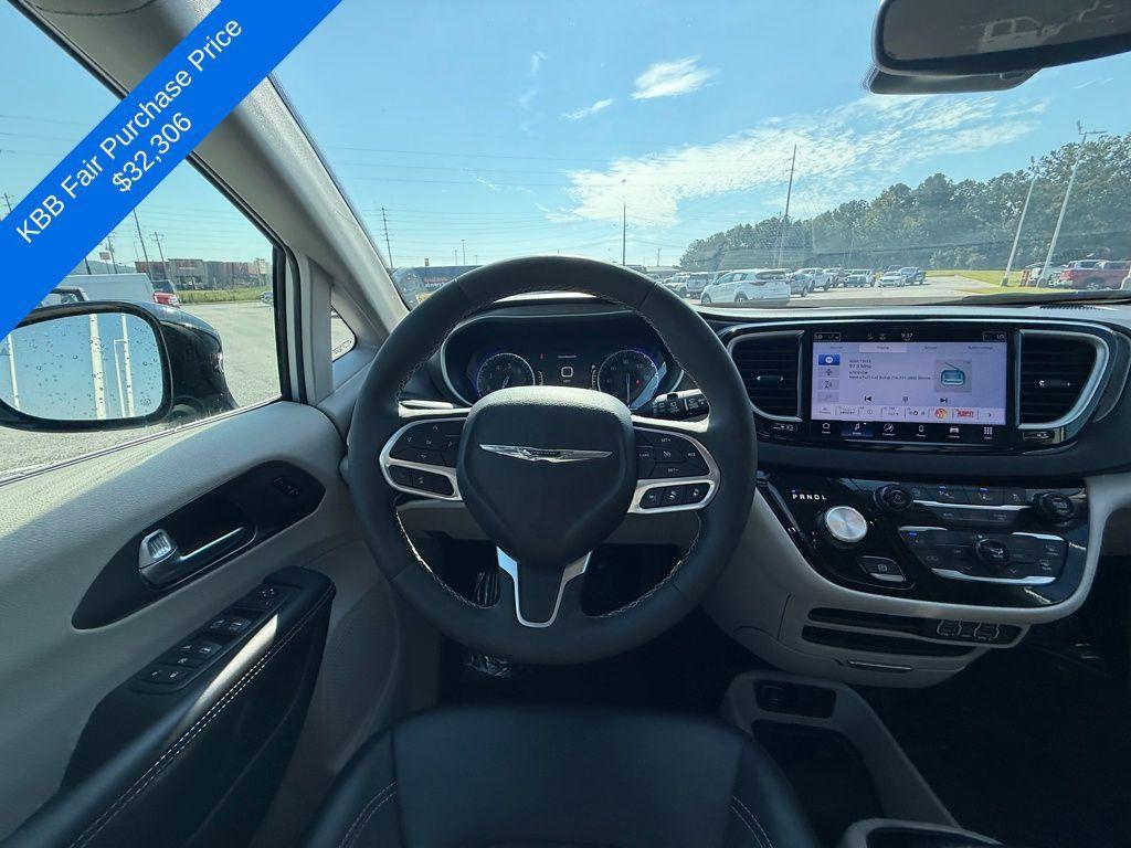 used 2024 Chrysler Pacifica car, priced at $29,118