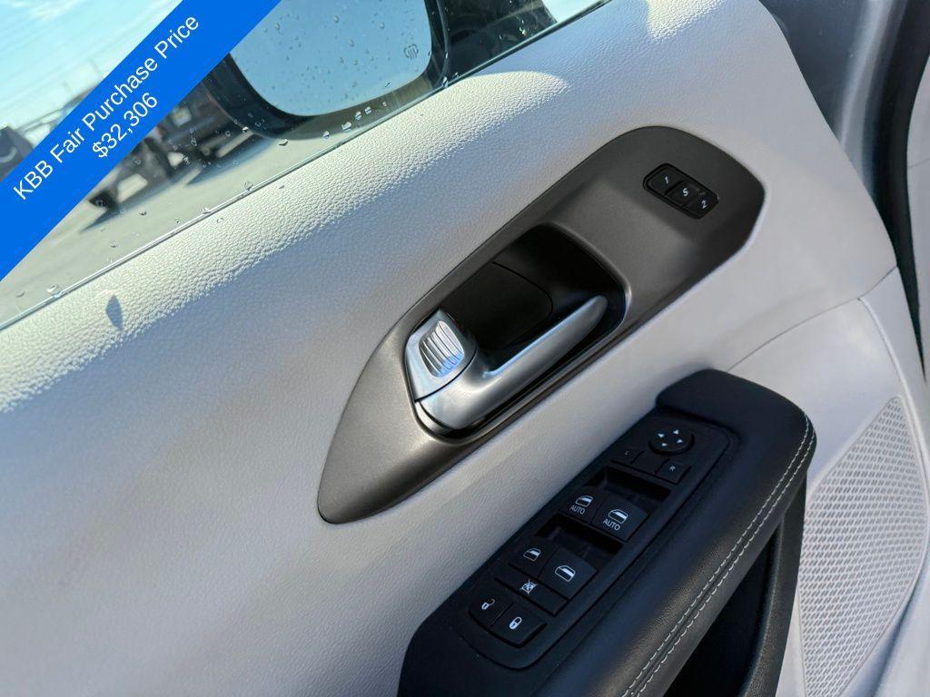 used 2024 Chrysler Pacifica car, priced at $29,118