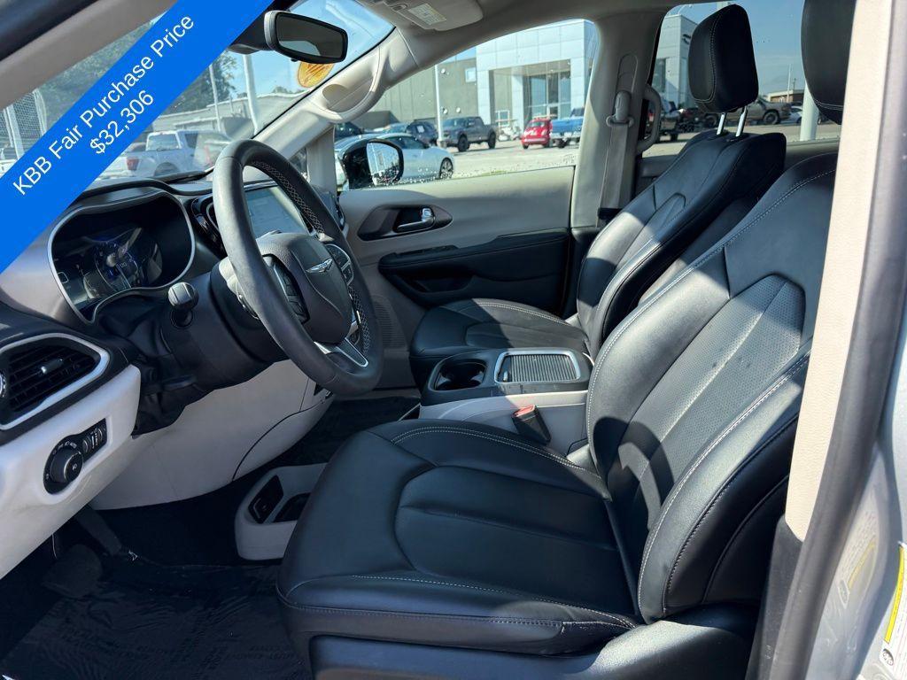 used 2024 Chrysler Pacifica car, priced at $29,118